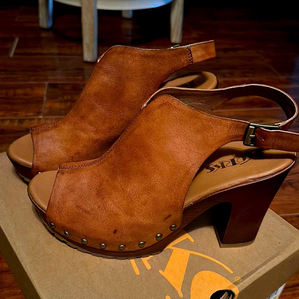 These are brand new . Never worn . KORS brand